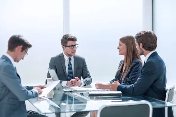 Ile zarabia prawnik po studiach? Zaskakujące fakty o wynagrodzeniach